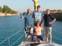 Crew im Kanal von Korinth